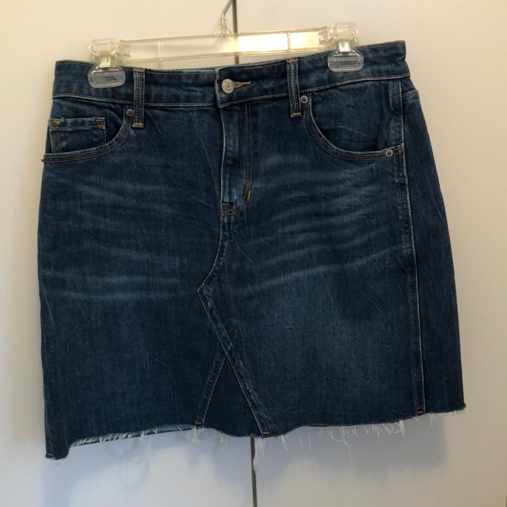 Old Navy! Washed Denim Skirt Fray Trimmed with Pockets.